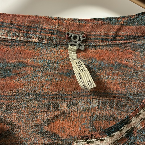 Gimmicks by BKE Buckle top. Size Small. Lightly worn. - Picture 6 of 6